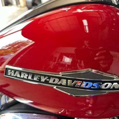 Harley-Davidson tank badge and paint after detailing by Tony